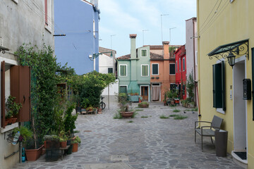 Fototapeta na wymiar Venedig, Burano, Straßenszene mit bunten Häusern