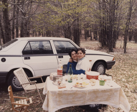 1986: mother and son pose for a photo during a picnic 