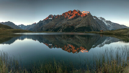 Panoramique sur le Massif de la Meije au lever du soleil au  Lac du Pontet à Villar-d'Arène en été , Massif de l' Oisans , Hautes Alpes , France