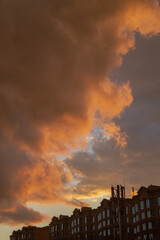 Obraz premium Kyiv, Ukraine. March 29, 2024. In the afternoon, the first thunderstorm of the year thundered. it was raining and there was lightning. then there was an incredible orange-red sunset