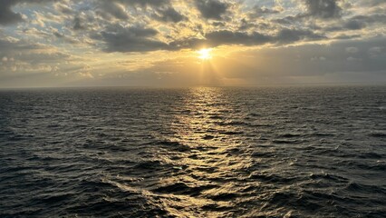 Mer méditerranée avec soleil et nuages