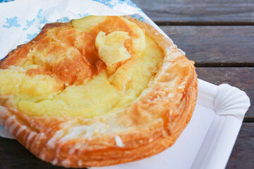 テイクアウトした梨のデニッシュ