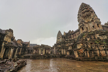 Naklejka premium Angkor Wat temple complex in a monsoon setting at Siem Reap, Cambodia, Asia