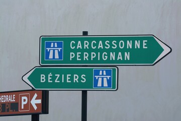 Panneaux de signalisation : directions Béziers (Hérault), Carcassonne (Aude), Perpignan (Pyrénées orientales).