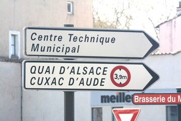 Panneaux de signalisation, directions : centre technique municipal, quai d'Alsace, Cuxac d'Aude, hauteur limitée. - obrazy, fototapety, plakaty