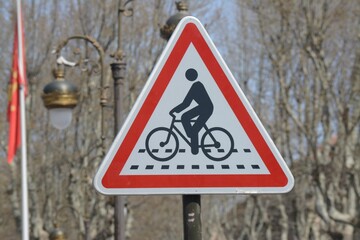 Panneau triangulaire : interdit aux vélos de rouler sur les passages protégés pour piétons.