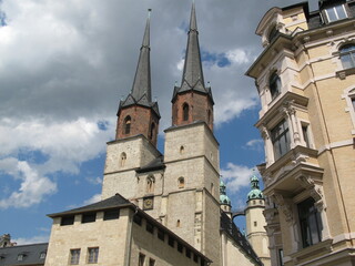 Fototapeta na wymiar Marktkirche und Hallmarkt in Halle an der Saale