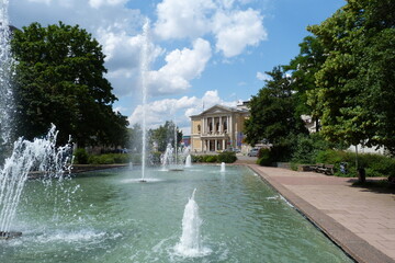 Springbrunnen auf dem Joliot-Curie-Platz vor der Oper in Halle an der Saale