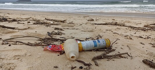 Microplástico lixo na praia