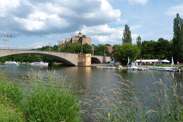 Brücke über die Saale vor der Burg Giebichenstein in Halle an der Saale