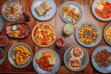 Fototapeta na wymiar mesa de comida con mariscos y camarones estilo mazatlan sinaloa