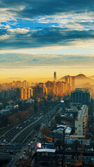 Ciudad bruma atardecer