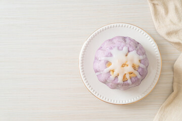 Obraz na płótnie Canvas taro bun with white sugar cream and nut