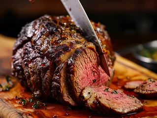 Foto op Plexiglas Slicing into a perfect roast beef the knife revealing the tender © WARIT_S