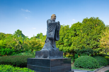 The statue of Confucius in China is located in urban parks, and Confucius created the Confucianism - obrazy, fototapety, plakaty