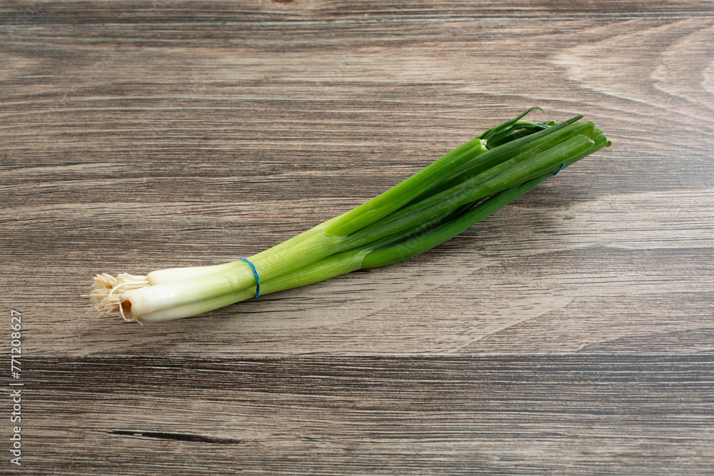 Wall mural a view of a bundle of scallions.