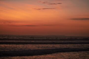 Fototapeta premium atardecer en la playa 