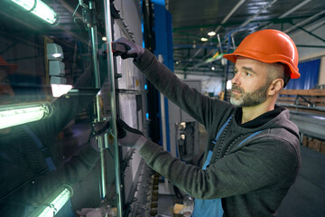 Master performs the initial sealing of a spacer frame