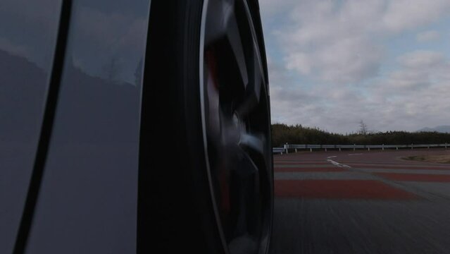 ランボルギーニがワインディングを走行してるホイールアップ_03