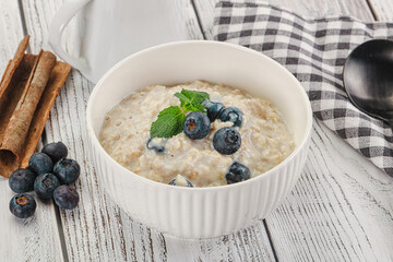 Oats porridge with blueberry