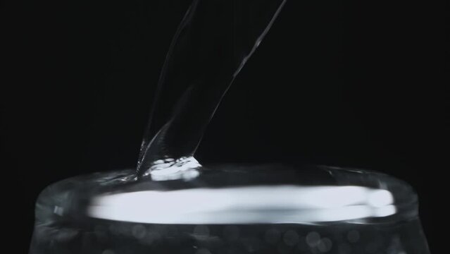 
3月27日 14:33
フルHD240pスーパースロー映像：コップに注いだ水が溢れる様子