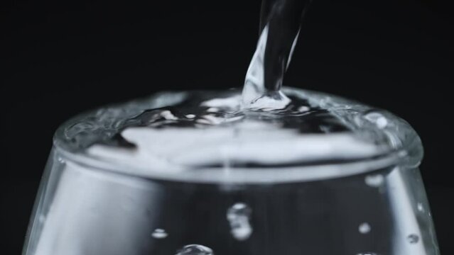 
3月27日 14:33
フルHD240pスーパースロー映像：コップに注いだ水が溢れる様子
