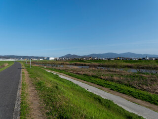 大坂を流れる大和川沿いの風景