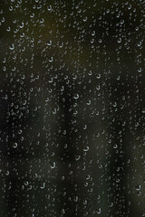 暗い雨の日の窓ガラスの水滴