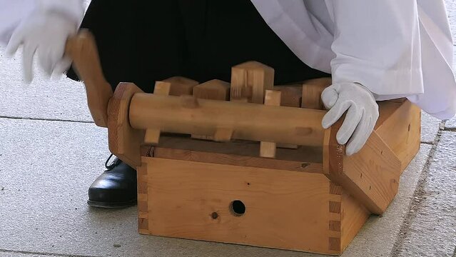 L&auml;rmender Brauch zu Ostern, Karfreitagsratsche statt Kirchenglocken, Oberbayern, Bayern, Deutschland