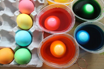 Coloring eggs in dye cups
