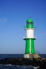 Leuchtturm an der Hafeneinfahrt in Rostock-Warnemuende