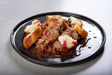 Braised turkey with pomegranate seeds and toasted baguette