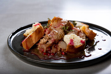 Braised turkey with pomegranate seeds and toasted baguette