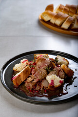 Braised turkey with pomegranate seeds and toasted baguette