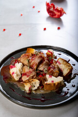 Braised turkey with pomegranate seeds and toasted baguette