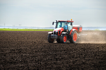 Tractor spreading artificial fertilizers - 771331873