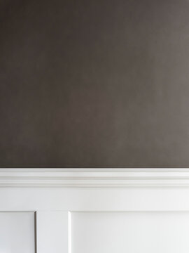 Detalle de pared vac&iacute;a en la que la parte inferior es de madera con molduras