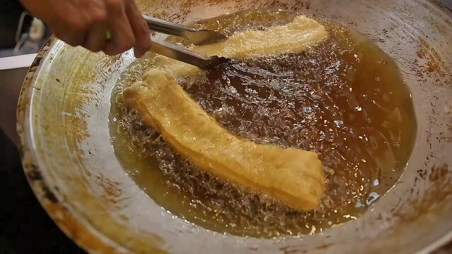 Frying cakwe while turning around, Street Food