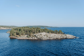 Fototapeta na wymiar small rocky island on Lake Ladoga