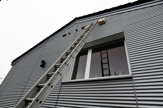 Leiter zum Anbringen von Mauersegler-Nistkasten an einer Hausfassade // Installing a nesting box for swifts