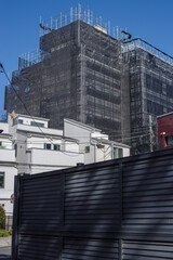 Fototapeta premium 東京の赤坂6丁目の足場の組まれた建物