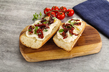 Bruschetta with strachatella and dry tomato