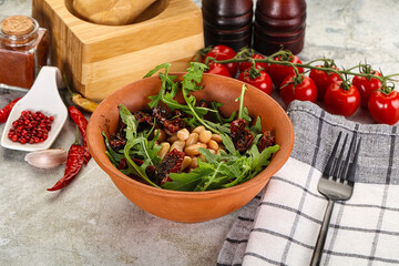 White canned beans with arugula and dry tomatoes