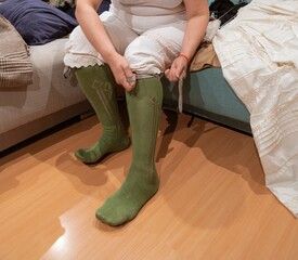 boda, mano, camisa, novia, agiotaje, mujer, gente, amor, persona, hombre, falda, anillas, moda, ceremonia, dedo, detallar, participación, vestido, fiesta, tradicion, falda, mantilla, detalle, pendient