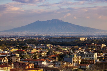 Vista panoramica da San Leucio della parte posteriore della Reggia di Caserta con sullo sfondo il Vesuvio