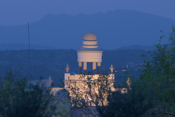 Torre en las rozas village iluminación anochecer. Compras en comunidad de Madrid, España