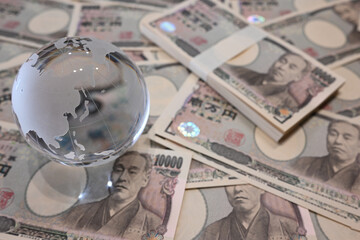 大量の一万円札とガラスの地球儀　10,000 yen bills and a glass globe