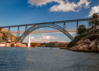 Detalhe de 2 pontes sobre o rio douro na cidade do Porto, Portugal.