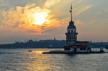 Obraz premium maiden's tower and sunset over the bosphorus