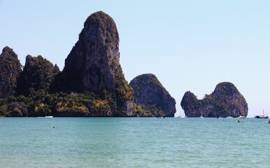 Naklejka premium Tranquil seascape with majestic cliffs in the background. Thailand, Railay Beach.